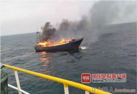 北海一艘渔船突发大火,现场浓烟滚...